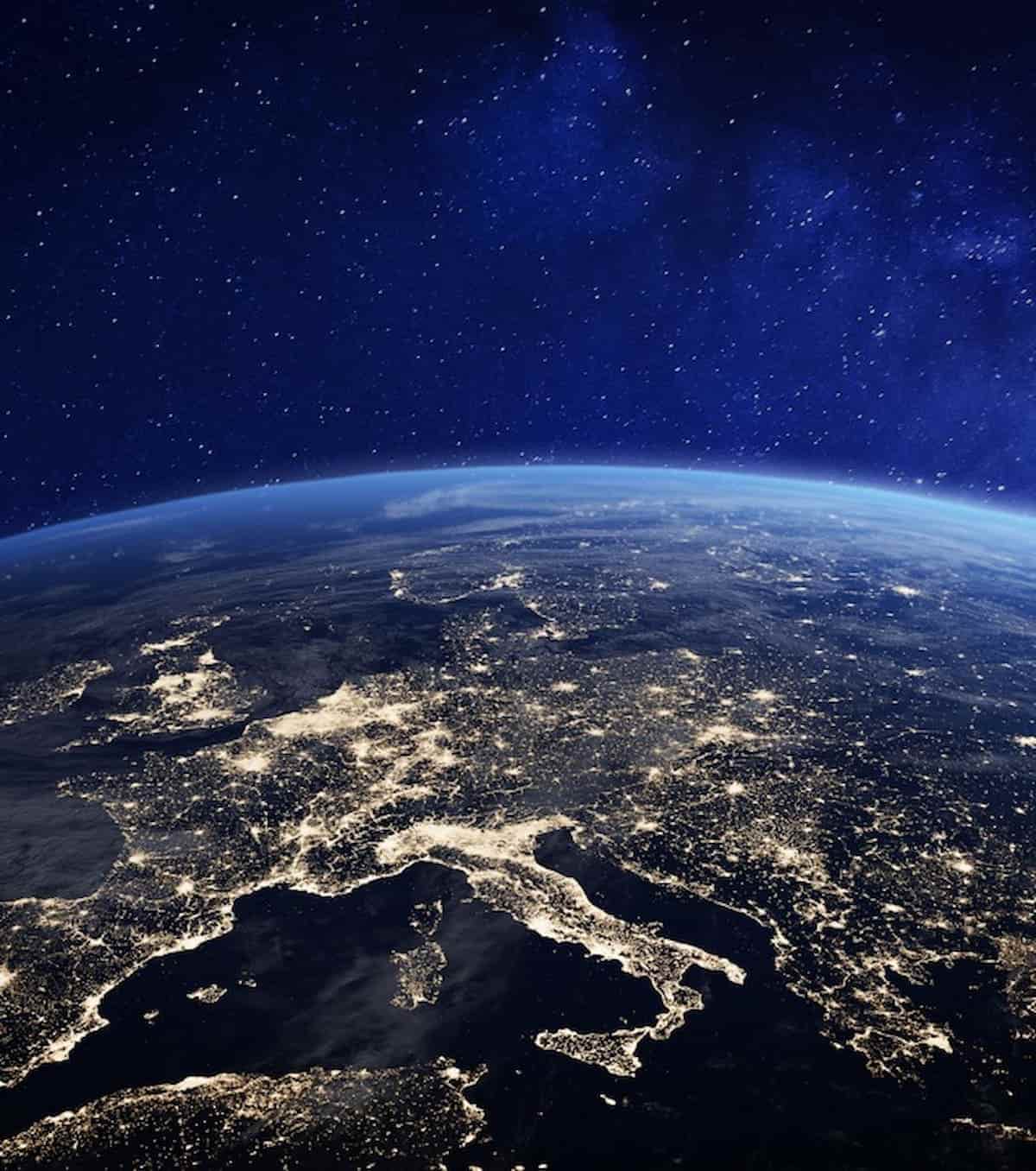 4. Vue de l'Italie depuis l'espace, de nuit (1)